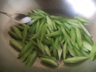 11、#感恩节食谱# 西芹百合炒腰果,放入少许的白糖提鲜。