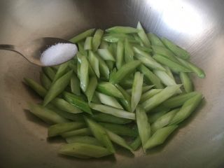 10、#感恩节食谱# 西芹百合炒腰果,放入适量的盐调味。