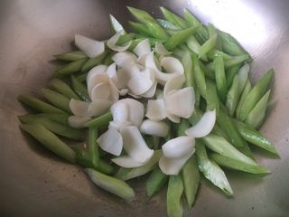 12、#感恩节食谱# 西芹百合炒腰果,放入百合，迅速翻炒。