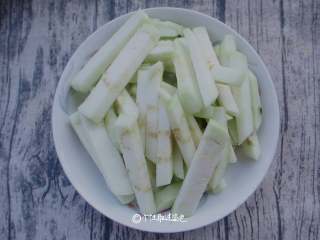 1、肉沫茄子,茄子去皮切成条，放加了盐的清水里稍加浸泡（想要茄子不吸油以及保持茄子本身的颜色不变，泡水、加盐两招是关键~小技巧仙女们打卡哦！）