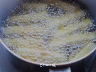 3、肉沫茄子,锅内放油，烧热至五六成，以茄子下进去能够迅速冒泡为宜，炸茄子的时候油要稍微热点比较好，这样茄子表面的面糊才能迅速的变硬。