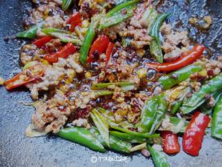 6、肉沫茄子,然后舀入郫县豆瓣酱，小火炒出红油