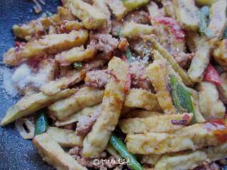 7、肉沫茄子,倒入茄子，加白糖、生抽调味翻炒均匀融合香味