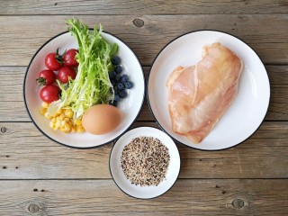 1、缤纷藜麦鸡肉沙拉,准备食材。鸡蛋，玉米粒提前煮熟，蔬菜水果洗净备用。