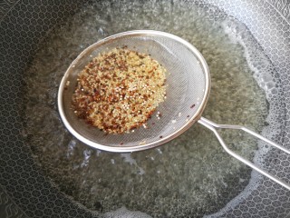 4、缤纷藜麦鸡肉沙拉,用漏筛装着放入开水中煮15分钟。