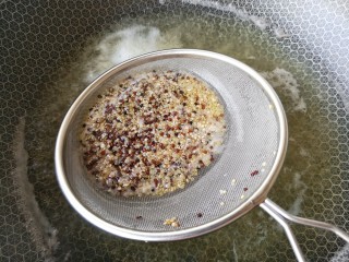 5、缤纷藜麦鸡肉沙拉,煮至藜麦全部出芽即可。