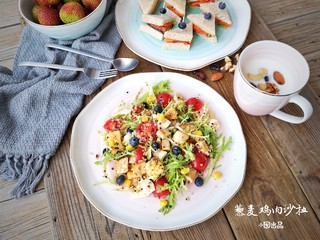 10、缤纷藜麦鸡肉沙拉,装盘上桌。