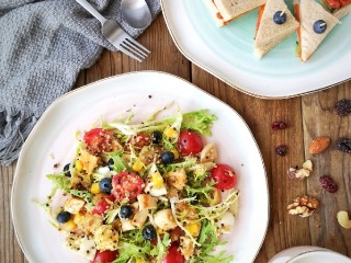 12、缤纷藜麦鸡肉沙拉,搭配一份全麦的迷你三明治和坚果酸奶就是能量满满的一餐。