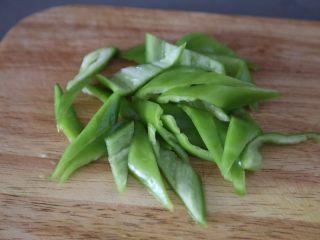 2、尖椒土豆片,尖椒切块