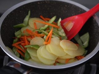 11、尖椒土豆片,加入尖椒和胡萝卜翻炒几下