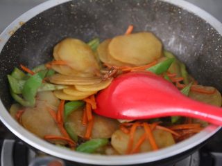 13、尖椒土豆片,翻炒均匀