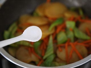15、尖椒土豆片,最后调入一点点盐