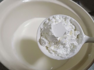 3、网红甜品【脆皮炸鲜奶】,加48克的玉米淀粉（甘汁园的玉米淀粉家中常备）用勺子搅拌均匀、不要结块。