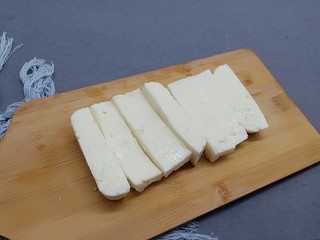 7、网红甜品【脆皮炸鲜奶】,凉透的鲜奶糊切小块。