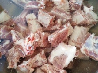 2、十味 红烧排骨,排骨洗干净凉水下锅水开捞出沥干水分备用。