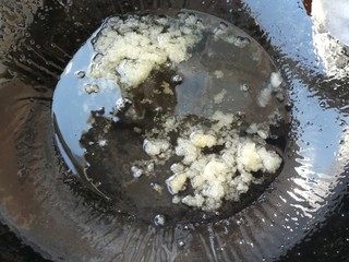 3、十味 红烧排骨,热锅凉油放入30克糖糖变咖啡色放入排骨