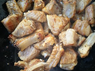 4、十味 红烧排骨,迅速翻炒均匀,让糖均匀的裹在排骨上,然后倒入两勺料酒。继续翻炒