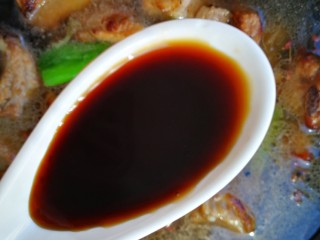 6、十味 红烧排骨,加入水淹过排骨,给两勺生抽一勺老抽大火烧开。