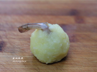 8、凤尾虾球,把腌制过的虾仁放进土豆泥里，包起来整理好。