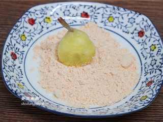 12、凤尾虾球,接着再裹一层香酥炸粉。