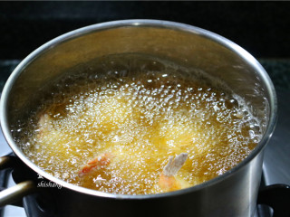 13、凤尾虾球,当油温升高，取一根干爽的筷子插入油里，周围会冒出很多小气泡，此时将土豆虾球放入油锅中，大火炸至虾球定型，再调成小火，这时才用筷子翻动一下虾球，以便土豆泥炸的更均匀。炸至虾球两面焦黄色，捞起放凉，再放入油锅中大火复炸一次，逼出虾球中的水分和余油。