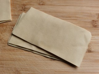 2、豆皮金针菇卷,豆皮切成长方形,宽度随意,长度差不多要15厘米左右,这样卷的比较紧实。