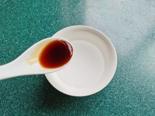 9、豆皮金针菇卷,小碗里放上半碗清水,加入少许食盐和一勺生抽。