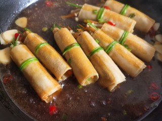 15、豆皮金针菇卷,倒入调好的料汁,烧煮入味后即可。