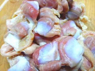 1、山椒孜然炒鸡胗子,鸡胗子洗净，切丁