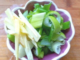 5、山椒孜然炒鸡胗子,葱姜切碎