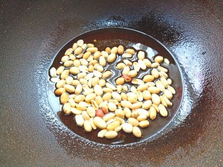 7、山椒孜然炒鸡胗子,五香花生，热锅凉油炸香出锅。