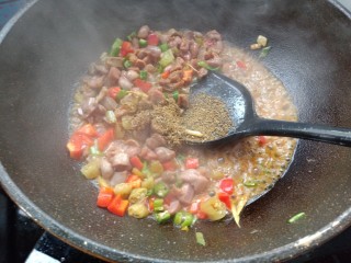 13、山椒孜然炒鸡胗子,加入花生，孜然，翻炒均匀