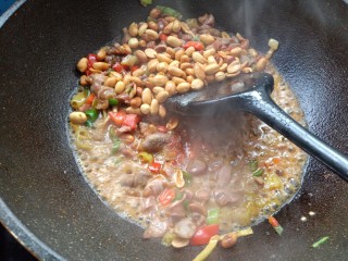 14、山椒孜然炒鸡胗子,加入少许盐和味精翻炒均匀，出锅装盘。