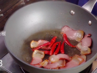 7、萝卜干炒腊肉-经典不衰的腊味美食,煸炒后放入6—8根干辣椒