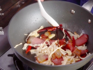 10、萝卜干炒腊肉-经典不衰的腊味美食,加入1汤匙生抽