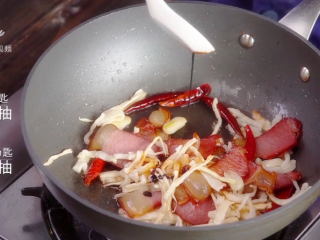 11、萝卜干炒腊肉-经典不衰的腊味美食,半汤匙老抽