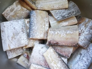 1、红烧带鱼#年年有余#,带鱼处理干净切段，鱼鳞按个人喜欢可以去或者不去。我是不去的因为这个营养价值较高。带鱼身体表面的白色银鳞其实并不是鳞片,是“银脂”,主要成分就是硫代鸟嘌呤、卵磷脂、不饱和脂肪酸这三种物质。这三种营养价值可以找度娘看看哈。