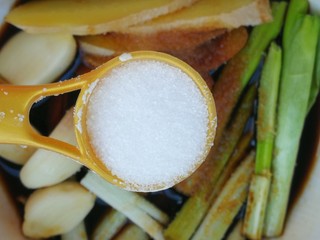 6、红烧带鱼#年年有余#,生抽，老抽，醋，白糖，盐一次性都放进碗里拌匀。