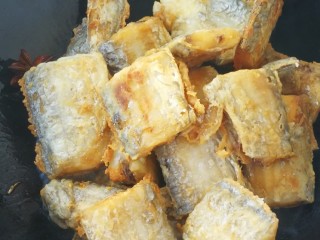 8、红烧带鱼#年年有余#,放入煎好的带鱼。晃一下锅。