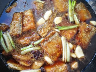 10、红烧带鱼#年年有余#,加人三碗水淹住鱼。这个水量是灵活的哈，不是说三碗就必须三碗水，没过鱼就可以。