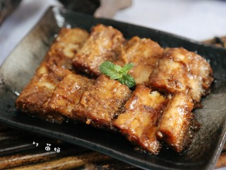 11、红烧带鱼#年年有余#,盖盖子大火收干净汁即可。