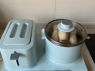 1、手撕杏鲍菇,杏鲍菇洗净放入小锅中蒸熟