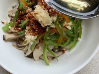 9、手撕杏鲍菇,浇点烧冒烟的热油，激发一下大蒜的香味