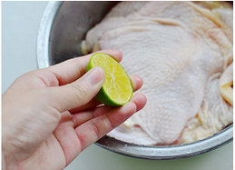 6、黑椒柠汁煎鸡扒,搅拌均匀。