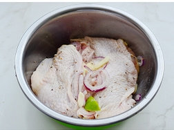 8、黑椒柠汁煎鸡扒,锅烧热，加入少许的橄榄油，鸡腿放入锅中。