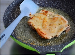 11、黑椒柠汁煎鸡扒,继续煎制，直到两面金黄色，盛出，淋上自制的黑胡椒酱即可