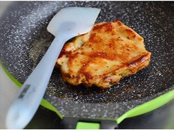 12、黑椒柠汁煎鸡扒,再做个蔬菜沙拉，红椒切段，苦苣切成3段，胡萝卜切片，西兰花切块，其中胡萝卜西兰花焯熟后，都混合一起，加入盐，黑胡椒，橄榄油，果醋拌均匀。