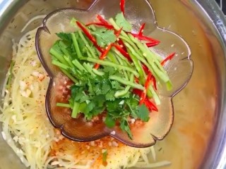 8、炝拌土豆丝,加入香菜段，辣椒丝