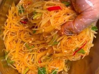 9、炝拌土豆丝,充分的抓拌均匀