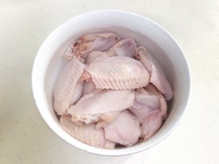 1、蜜汁鸡翅,鸡翅中浸泡20分钟去去血水，冲洗干净，沥干水分。